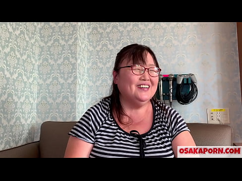 ❤️ Ama japoniar lodiak bere titi erraldoiak erakusten ditu eta sexu jostailu batekin gozatzen du. 51 urteko ama asiar batek bere sexu-esperientziaz hitz egiten du. Yukiko 1 OSAKAPORN milf gantz ❤ Etxeko pornoa gugan ❌️❤