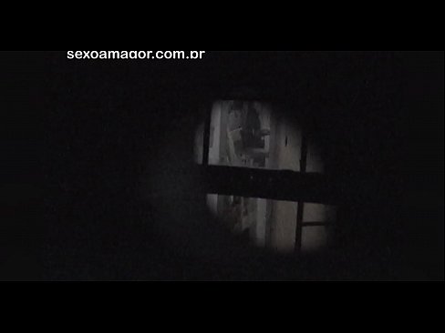 ❤️ Blondie ezkutuan grabatzen du auzoko voyeur batek adreilu hutsen atzean ezkutatuta ❤ Etxeko pornoa gugan ❌️❤